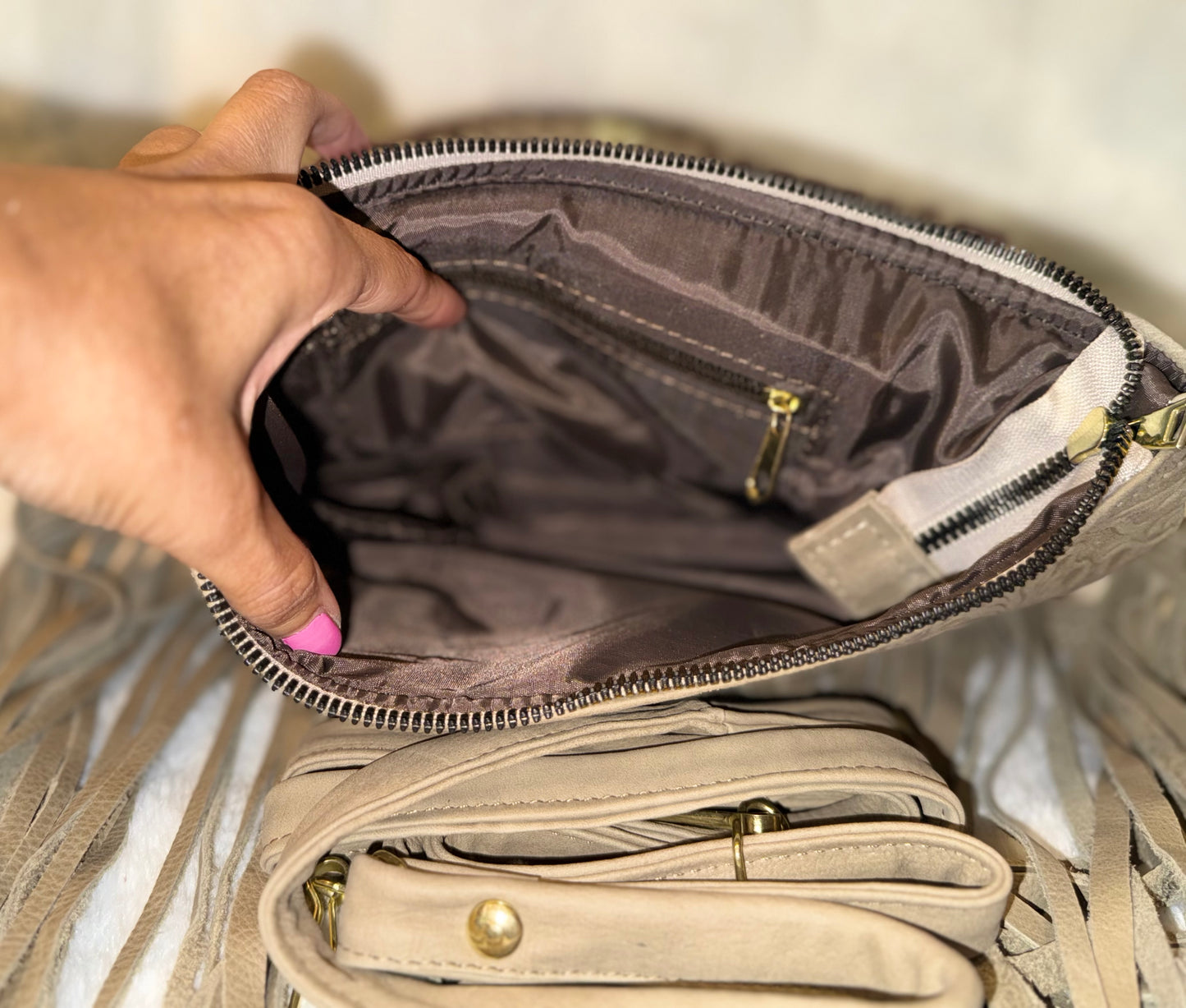 Arena Blanca Fringe Clutch